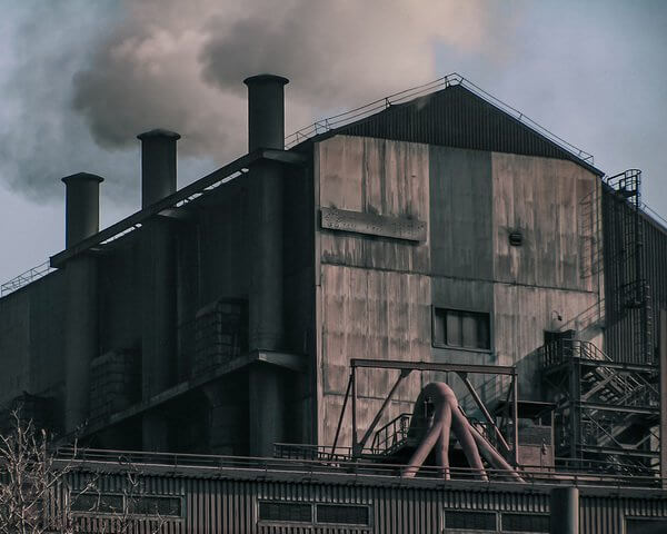 По многим просьбам граждан Петербурга прокуратура произвела проверку по факту появления дыма рыжего цвета над Кировским заводом