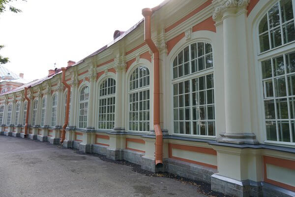 К юбилею Александра Невского были завершены работы по реставрации фасадов Семинарского корпуса