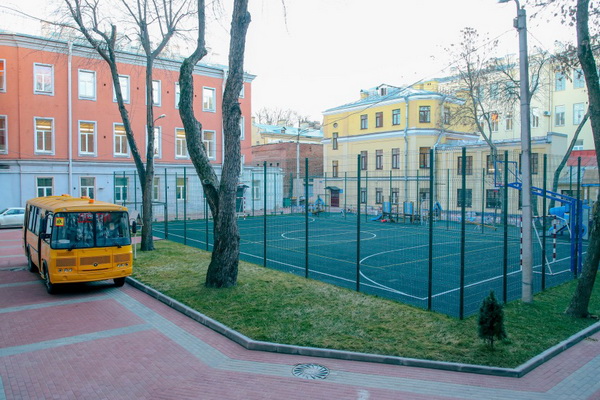 Школы Санкт-Петербурга получают новые автобусы