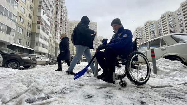 Ставшие «узниками» из-за уборки снега инвалиды сами вышли расчищать двор