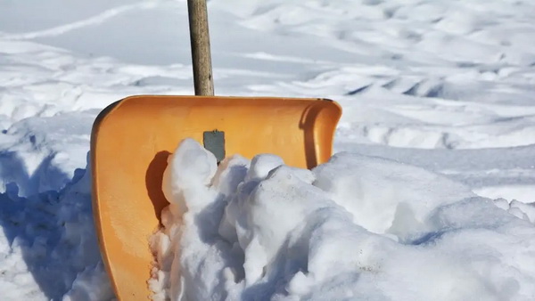 Проблемы с уборкой снега вызвали массовое недовольство жителей Петербурга