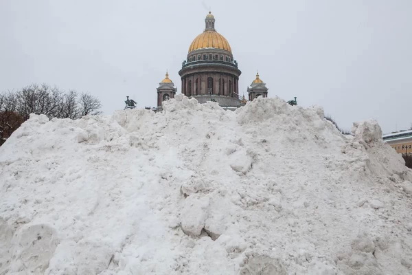 В Петербурге промышленных альпинистов заменили дворниками для уборки крыш от снега