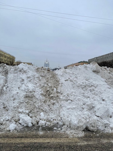 Петербуржцы критикуют «горные цепи» из грязного снега в центре Петербурга
