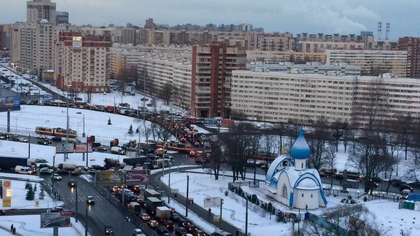 Жители Петербурга после гололеда и резкого потепления тонут в «снежной каше» по колено