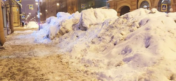 Снежные завалы покрыли газоны Петербурга после уборки города