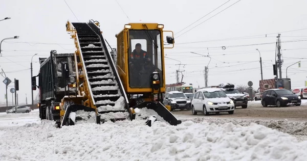 Бориса Вишневского возмутило качество уборки улиц Петербурга от снега
