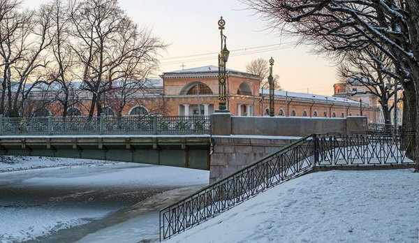 Жители Петербурга жалуются на трудности передвижения по обледенелому городу