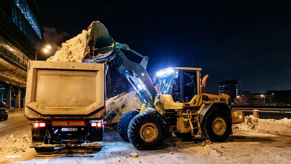 Еще один рубеж: дорожные подрядчики Комитета благоустройства перешли лимит в 2 миллиона кубометров вывозимого снега и льда