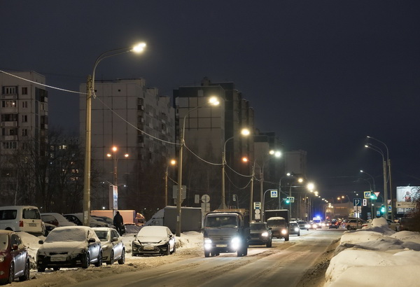 Камышовая улица получила современное освещение