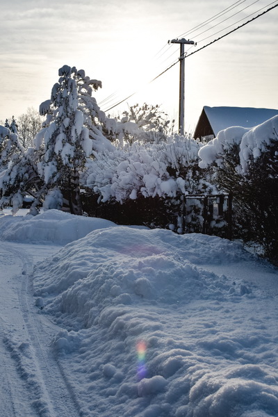 Петербуржцы пожаловались, что не могут вовремя получить помощь из-за снежных завалов на дорогах