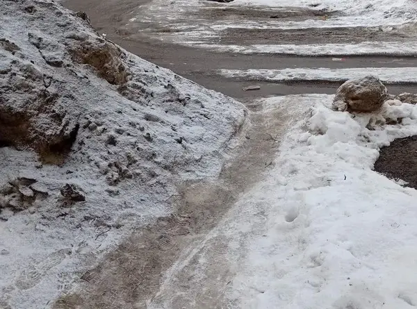 Блокадники Петербурга потребовали наказать коммунальщиков за некачественную уборку