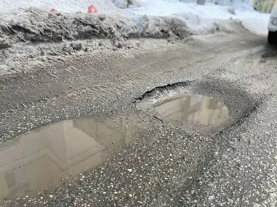 Снег сошел, а с ним асфальт: петербуржцы жалуются на некачественный ремонт дорог
