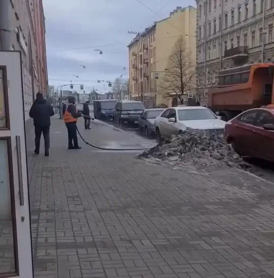 В Петербурге используют «новые технологии» уборки снега, поливая сугробы водой