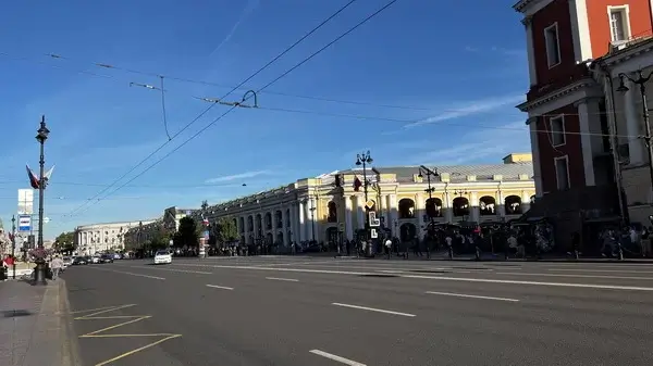 Петербургские дороги убирают с акцентом на дороги к общеобразовательным учреждениям