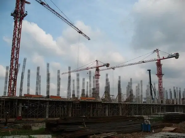 Санкт-Петербург планомерно развивает строительную сферу труда