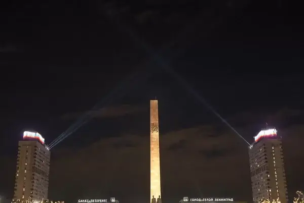 Над городом будут светить “Лучи Победы” в честь освобождения осажденного Ленинграда