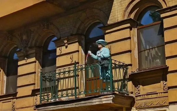 В Ковенском переулке на балкон вернули скульптуру Елизаветы II