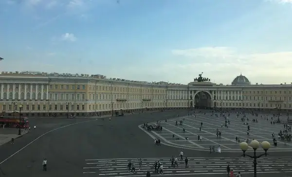 На Дворцовой площади появилось памятное панно с лицами ленинградских ветеранов